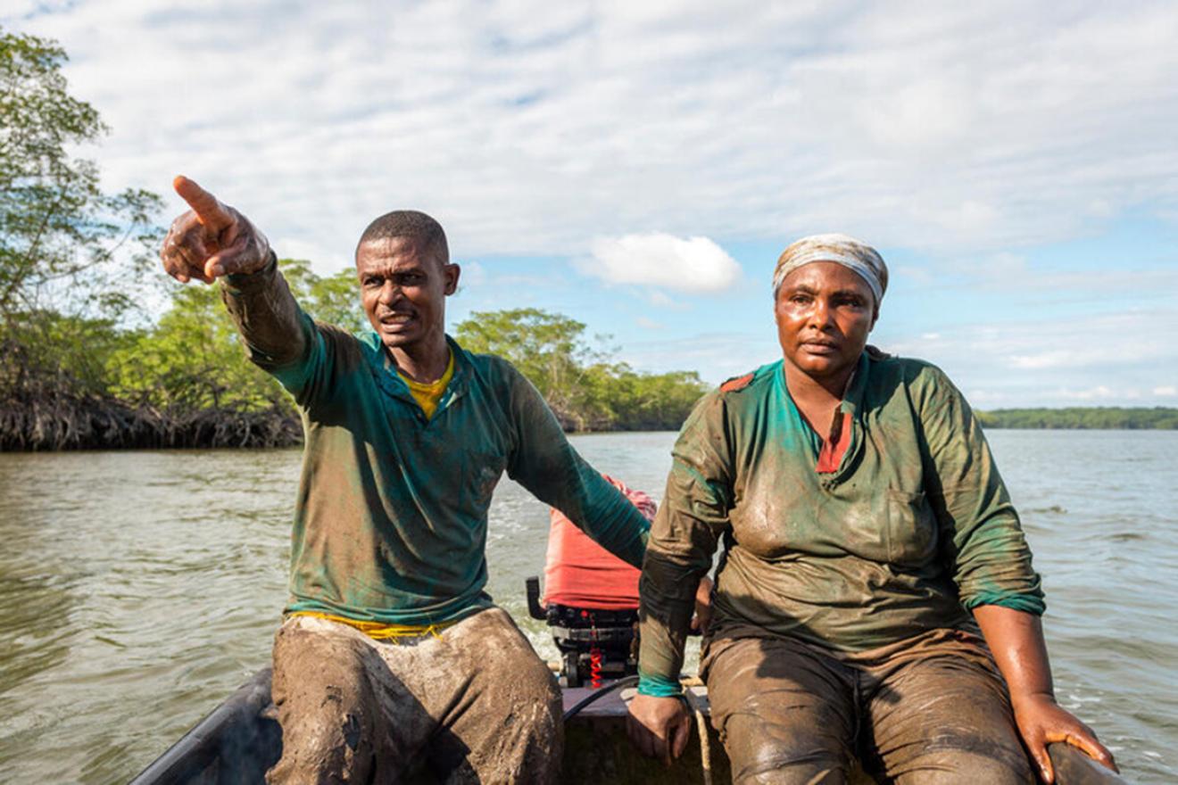 ecuador-mangroves-people-on-boat